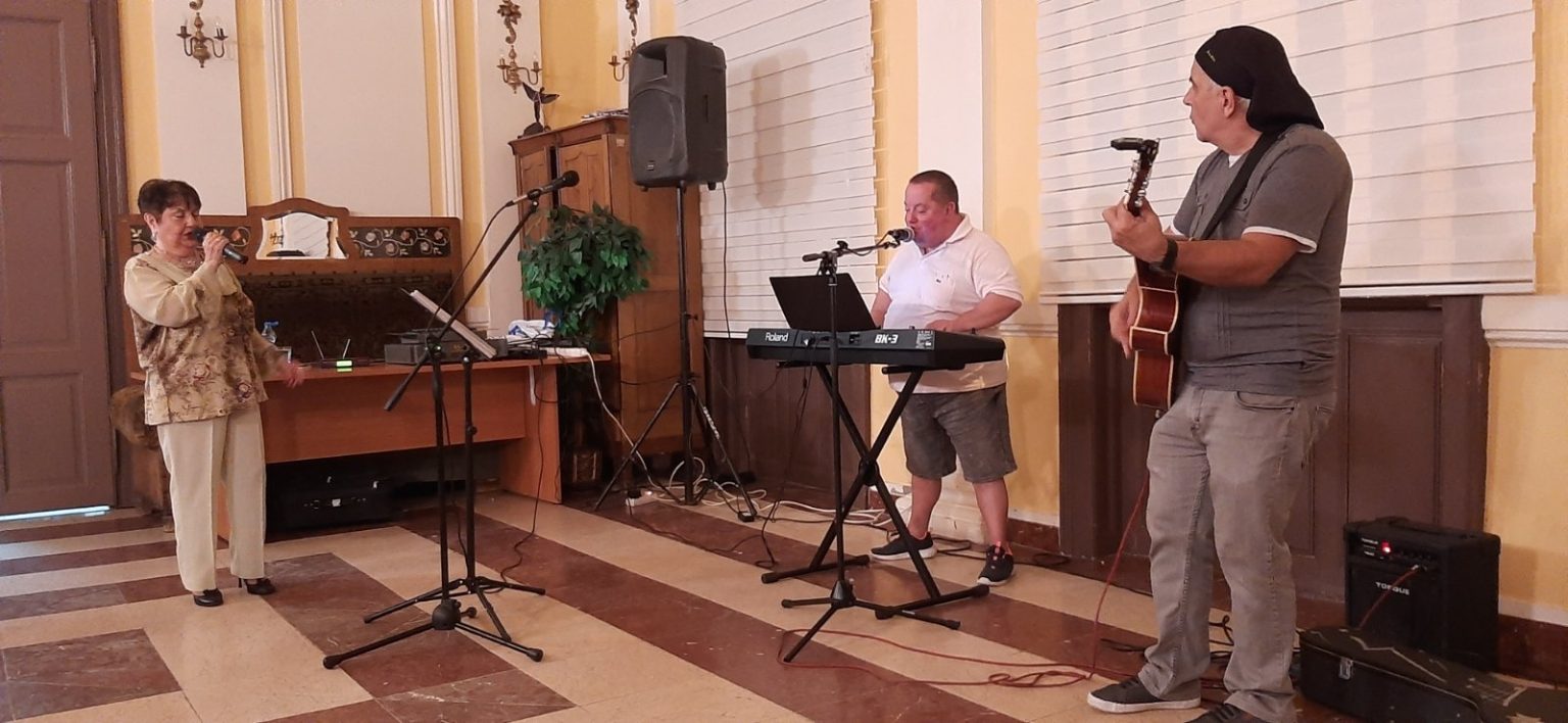 Koncert benda "Nada Popaz i prijatelji" održan u Kačarevu